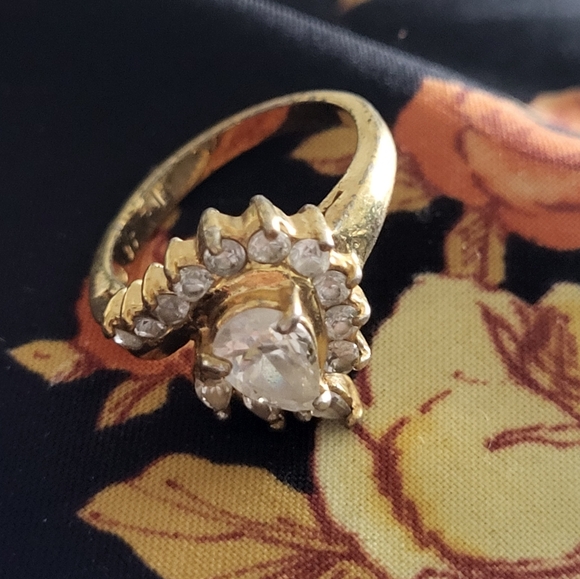 4/$20 🌟Lot of clip-on earrings mismatched. - Picture 8 of 15